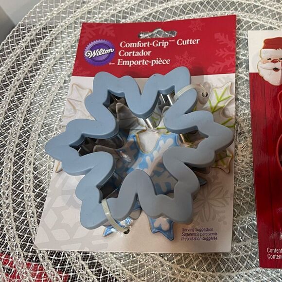 Wilton Christmas Cookie cutters and cupcake stand NWT - Picture 5 of 11